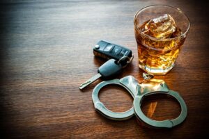 אלכוהול-ומפתחות-נהג-צעיר-רכב-על-השולחן